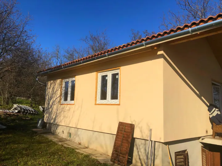 Napsütötte homlokzat