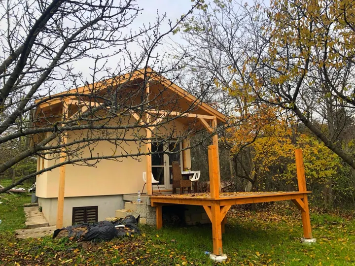 A ház a fák között